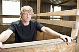 Junger Mann im Stall